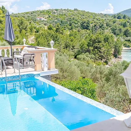 Nina Plitvine 4* Vela Luka