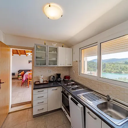 Nina Plitvine Vela Luka