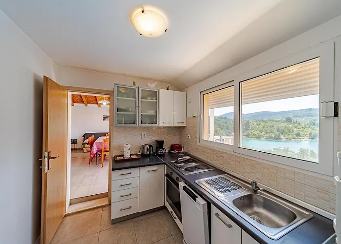 Nina Plitvine Vela Luka